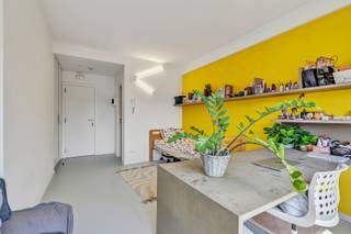 Op de 4ᵉ verdieping van een hedendaags gebouw bekoort deze lichtrijke studentenstudio van ongeveer 23 m² met zijn hoge raampartijen en zijn balkon met een vrij uitzicht over de daken. De studio beschikt over een slaaphoek, een bureauhoek en een ingebouwde kastruimte, evenals een privédoucheruimte met WC.<br />Het gebouw beschikt over een volledig uitgeruste gemeenschappelijke keuken (oven, kookplaat, dampkap, koelkast, microgolfoven) in een gezellige ruimte.<br />Ideaal gelegen in Elsene, op wandelafstand van het openbaar vervoer en de universitaire campussen, is dit kot perfect voor een student die op zoek is naar comfort en een centrale ligging.<br />Huurprijs: € 845/maand, kosten inbegrepen (elektriciteit, gas, water en internet).