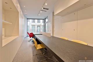 Op een centrale locatie in Mechelen, vlak bij de historische binnenstad en diverse winkels en horecazaken, bevindt zich dit veelzijdige pand in de vernieuwde Sint-Katelijnestraat. De Sint-Romboutskathedraal, de Grote Markt en winkelstraat De Bruul liggen op korte wandelafstand.<br /><br />Vandaag is het eigendom ingedeeld als handelspand met woonst, maar het kan zonder veel moeite worden omgevormd tot een ruime ééngezinswoning.<br /><br />Het gelijkvloers bestaat uit een commerciële ruimte van ca. 35 m², momenteel vrij van huur en afgewerkt met kwalitatief maatwerk. Dankzij de praktische indeling en zichtbare ligging is deze ruimte geschikt voor uiteenlopende activiteiten zoals een kantoor, praktijkruimte of detailhandel.<br /><br />Het bovenliggende duplexappartement met twee slaapkamers is bereikbaar via een aparte inkom en is instapklaar. Op de eerste verdieping bevindt zich een lichtrijke leefruimte met gashaard en een warme parketvloer. De open designkeuken met kookeiland is uitgerust met kwalitatieve BOSCH-toestellen, waaronder een gasfornuis, combi-oven, koelkast, vriezer en vaatwasser.<br /><br />De tussenverdiepingen werden efficiënt benut met extra bergruimte en een afzonderlijk gastentoilet met handenwasser.<br /><br />Op de tweede verdieping vinden we een tweede slaapkamer, die momenteel dienstdoet als bureauruimte, met aansluitend een moderne badkamer voorzien van zowel een douche als een bad en een enkele lavabo met meubel.<br /><br />De ruime master bedroom van ca. 28 m² bevindt zich op de bovenste verdieping en geniet van veel natuurlijk licht dankzij de grote Veluxramen.<br /><br />Het gebouw werd volledig gerenoveerd in 2010 en verkeert in instapklare staat. Daarnaast beschikt het over airconditioning en een alarmsysteem. Een eigendom met tal van mogelijkheden op een uitstekende locatie.