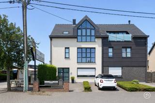 Nabij het centrum van Bornem vinden we dit ruime duplex appartement terug op een aangename en rustige locatie. Dankzij de ligging op wandelafstand van het recreatiedomein Breeven en de kinderboerderij is dit een ideale omgeving voor wie graag geniet van groen, rust en ontspanning.<br /><br />Via de inkomhal betreden we de ruime en lichtrijke leefruimte. Naast de leefruimte is er voldoende plaats voorzien voor een bureau, ideaal voor wie van thuis uit werkt. Aansluitend bevindt zich de zeer ruime, volledig uitgeruste keuken. Vanuit de keuken heb je rechtstreeks toegang tot het ruime terras, waar je in alle rust kan genieten van de buitenlucht. Op deze verdieping bevindt zich tevens een gastentoilet en de trap naar de lager gelegen verdieping, waar het slaapgedeelte zich bevindt.<br /><br />Via de trap naar beneden bereiken we twee bijzonder ruime slaapkamers. De master bedroom beschikt bovendien over een eigen dressing. Verder vinden we de ruime badkamer terug, uitgerust met een ligbad, douche, dubbele lavabo en toilet.<br /><br />Ook op vlak van bergruimte en parkeren biedt dit appartement heel wat extra's. Er zijn twee privatieve kelderbergingen aanwezig en de garage biedt plaats voor maar liefst twee wagens. De garage kan mee aangekocht worden aan € 25.000,00. <br /><br />Ben je op zoek naar een ruim duplex appartement?<br />Contacteer ons gerust via bryann@julimmo.be of 0492 86 51 03.