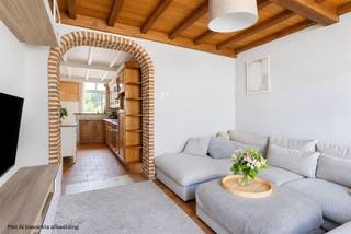 <p><span>Woning met tal van mogelijkheden, een prachtig diepe tuin en mega veel opbergruimte. Momenteel 3 slaapkamers.</span></p><p><span> </span></p><p><span>Indeling</span></p><p><span>Op het gelijkvloers komt u binnen via de inkomhal. Vooraan bevindt zich een gezellige zithoek verbonden met de open keuken die naar de tuinzijde van het huis overloopt in een eetplaats. Er is dus op het gelijkvloers een heel open grondplan.</span></p><p><span>Via de trap bereikt u de eerste verdieping. Naast de trap bevindt zich de toegang tot de frisse kelder, met een handige entresol die de opbergruimte verdubbelt!</span></p><p><span>Op de eerste verdieping zijn momenteel drie slaapkamers. Via een zolderluik in de hal is de ruime zolder bereikbaar, die nog bijkomende opslagmogelijkheden biedt.</span></p><p><span>Verder beschikt de woning over een praktische achterinkom met een wasplaats en een badkamer met bad en douche en een apart toilet op het gelijkvloers.</span></p><p><span>Een absolute troef is de grote, momenteel nog onbenutte ruimte boven het aanpalende werkhuis. Deze biedt tal van mogelijkheden, zoals het creëren van extra slaapkamers, een hobbyruimte, een bureau, mancave,... Het potentieel van deze woning ontdekt u pas echt tijdens een bezoek.</span></p><p><span>De woning ligt op een heel groot stuk grond, er is een terras en de tuin is 60 meter diep! Zicht op groen gegarandeerd!</span></p><p><span> </span></p><p><span>Troeven</span></p><p><span>Half open bebouwing</span></p><p><span>Tal van uitbreidings- en inrichtingsmogelijkheden binnen het bestaande volume.</span></p><p><span>Momenteel 3 slaapkamers, met mogelijkheid tot uitbreiding.</span></p><p><span>Praktische kelder met entresol, ruime zolder, aangebouwde werkruimte met zolderverdieping. Ruim voldoende bergruimte voor al uw spullen!</span></p><p><span>Prachtige tuin van 60 meter diep agrarisch gebied (woning in woongebieden).</span></p><p><span>Aanbouw uit 1992.</span></p><p><span>Vernieuwde ramen en schrijnwerk</span></p><p><span>Nieuwe gasketel: 2021 hoge rendementsketel</span></p><p><span> </span></p><p><span>Deze instapklare woning is klaar om de uw thuis te worden. Een thuis voor u en uw toekomst. Kom langs en ervaar de huiselijke sfeer, de grote bewoonbare oppervlakte en het prachtige zicht op de groene tuin. </span></p><p><span> </span></p><p><span>Interesse? Bel Bellina 0471/200.189 of mail bellina@maximm.be</span></p><p><span> </span></p>