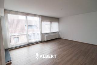Welkom bij deze prachtige flat te koop in Diepenbeek, België!Dit appartement beschikt over een ruime woonkamer, open keuken, 3 slaapkamers, 1...