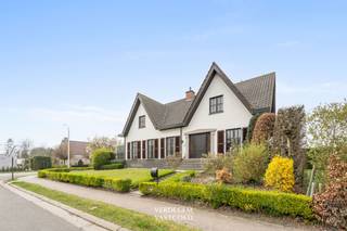 <p><span>Een villa, ideaal voor groot gezin of wie ruimte kan gebruiken voor beroep of hobby<br /></span><span><br />Prijs op aanvraag<br /><br />Deze villawoning werd met liefde bewoond en gebouwd met kwalitatieve materialen.<br />De ruime inkomhal, afgewerkt met een mooie travertinvloer, zet meteen de toon. <br />Links open je de deur naar een grote leefruimte: een gezellige zithoek rond de haard vormt het hart van het huis, met aansluitend plaats voor een lange eettafel. <br />Achterliggend vind je de ruime keuken, met directe toegang tot een zonnig terras. <br />Rechts van de hal zit een apart bureau.<br />Op het gelijkvloers zijn er verder twee grote slaapkamers en een badkamer. <br />Boven wachten nog eens drie ruime slaapkamers, een XL nachthal, een tweede toilet, een zolder en een praktische bergruimte die je makkelijk omtovert tot tweede badkamer.<br />En dan is er nog de volwaardige kelderverdieping onder de volledige woning, met dubbele inpandige garage, wasplaats en meerdere bergruimtes. <br />Ruimte voor je hobby, je materiaal, je zelfstandige activiteit.<br />Op het terras zit je heerlijk in de zon, terwijl de tuin alle ruimte biedt om kinderen te laten ravotten.<br /><br /></span><span>Extra<br /></span><span>/ regenwaterput 3000l<br />/ buitenluiken<br />/ elektriciteit conform<br />/ zonneluifel<br />/ hoger gelegen<br /><br /></span><span>Troeven<br /></span><span>/ heel veel woonruimte<br />/ XL kelder<br />/ kwalitatieve materialen en degelijke constructie<br /><br /><br /></span><span>Disclaimer: sommige beelden werden met AI bewerkt</span></p>