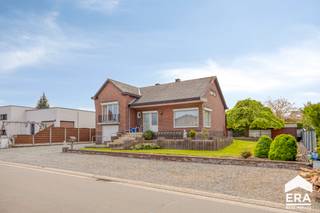 Lichtrijke gezinswoning op 653m² te koop in Lommel! Lommel-Centrum: Charmante en goed onderhouden gezinswoning (169m²) met 3 slaapkamers op...