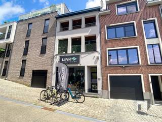 Deze commerciële ruimte in Scherpenheuvel biedt een uitstekende kans voor ondernemers die op zoek zijn naar een strategische locatie met een...