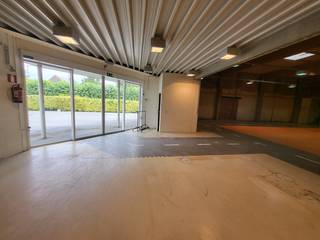 Centraal gelegen magazijn (ca. 785 m²) met 10 parkeerplaatsen te huur in Aartrijke. Indeling:- Totale oppervlakte gebouw: ca. 785 m²- Parking voor...