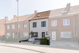Deze totaal gerenoveerde woning in de Oude Pittemstraat 42 in Tielt combineert een moderne afwerking met energiezuinig wonen. Met een E-peil...