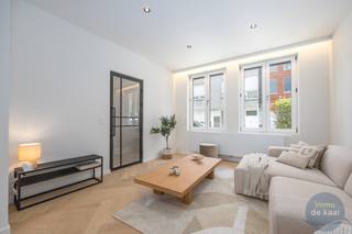 Luxe gezinswoning met 5 slaapkamers, 2 badkamers en gezellige stadstuin te Nieuwpoort. In het historische hart van Nieuwpoort-Stad, op wandelafstand van de sfeervolle Kaai, winkels, restaurants en dagelijkse voorzieningen, bevindt zich deze stijlvol gerenoveerde woning. Bovendien liggen de zee, het strand en de jachthaven op slechts enkele minuten fietsen, waardoor deze eigendom zowel ideaal is als vaste gezinswoning als voor wie op zoek is naar een ruim en comfortabel tweede verblijf.<br />De luxe woning werd volledig gerenoveerd en geïsoleerd en biedt een verrassend ruime indeling over drie verdiepingen.<br />Op het gelijkvloers geniet u van een ruime en lichtrijke leefruimte, een luxueuze maatkeuken uitgerust met Siemens-toestellen, een afzonderlijk gastentoilet en een grote was- en bergruimte. Vanuit de leefruimte heeft u rechtstreeks toegang tot de gezellige stadstuin.<br />De bovenverdiepingen omvatten maar liefst vijf volwaardige slaapkamers, twee stijlvolle badkamers en twee extra afzonderlijke toiletten. Dankzij de doordachte renovatie, de vele raampartijen en de kwalitatieve afwerking geniet de woning in elke ruimte van een aangename lichtinval en een hedendaagse uitstraling.<br />Ook op technisch vlak scoort deze woning uitstekend met een EPC B, conforme elektriciteit en een asbestveilig attest.<br />Troeven:<br />• Topligging in het centrum van Nieuwpoort<br />• Volledig luxueus gerenoveerd en geïsoleerd<br />• 5 ruime slaapkamers<br />• 2 luxueuze badkamers<br />• 3 afzonderlijke toiletten<br />• Luxe maatkeuken met Siemens-toestellen<br />• Grote was- en bergruimte<br />• Gezellige west-gerichte stadstuin<br />• Conforme elektriciteit<br />• Asbestveilig<br />• EPC B<br />Ben je op zoek naar een luxueus gerenoveerde, ruime gezinswoning waar comfort, energiezuinigheid en een uitstekende ligging hand in hand gaan, contacteer ons voor een bezoek.