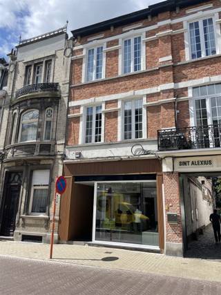 Winkelpand te huur in het centrum van Dendermonde, Ideaal gelegen aan het begin van de Oude Vest. Dit pand is door zijn rechthoekige makkelijk...