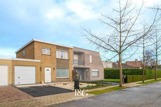 Indeling gelijkvloers: inkomhal met gastentoilet, een ruime en lichtrijke woonkamer, een praktische keuken met toegang tot de kelder...