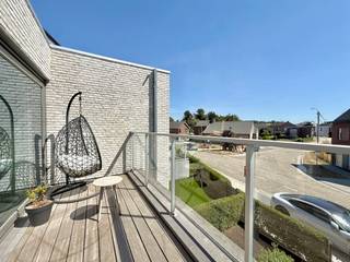 Dit gezellig éénslaapkamer appartement MET GARAGE maakt deel uit van een verzorgde blok en ligt in één van de gekende straten te Ertvelde met om de hoek het levendige CENTRUM ! Hier kan u genieten van de ideale combinatie van ruimte, rust & bereikbaarheid ! Het appartement werd prima onderhouden en is zeer gezellig door het gebruik van tijdloze & kwaliteitsvolle materialen (BJ 2018) en met zijn E-peil 47 zijn zeer lage energiekosten gegarandeerd ! Vanuit de lichtrijke leefruimte heeft u een toffe verbinding met het volwaardig goed georiënteerd en ruim privé zonneterras en achteraan het gebouw kan u als bewoner vertoeven op het gezamenlijk zonneterras, dit is een enorme meerwaarde voor wie graag voldoende bewegingsruimte wenst ! Een ander extra pluspunt is de afgesloten garagebox in de parkeerkelder ! Met al deze pluspunten zal u bij aankoop van dit appartement beschikken over al het gewenste hedendaags comfort ! <br />Troeven:<br />- BOUWJAAR 2018 - TOPLIGGING;<br />- EPC LABEL A;<br />- Instapklaar, modern, praktisch & volwaardig ! <br />- Zeer ruim zonneterras + gebruik van de aangename tuin op het gelijkvloers;<br />- 1 volwaardige slaapkamer met aansluitend de moderne badkamer (inloopdouche);<br />- Aanwezigheid lift en gemeenschappelijke fietsenberging; <br /><br />Indeling: inkom met apart toilet en vestiaire, ruime leefruimte met open geïnstalleerde keuken, berging/wasplaats, volwaardig zonneterras, slaapkamer, badkamer met inloopdouche en dubbele lavabo.<br />+ de garagebox in de parkeerkelder (inrit aan de zijkant van het gebouw). Incl. in de prijs.<br />+ de gebruik van de gemeenschappelijke fietsenberging en de ruime groene tuin/terras.<br /><br />Als koper hoeft u zich de komende jaren geen zorgen te maken ! Dit appartement kan ook gezien worden als investering met een mooie huurwaarde. Hier beschikt u over totaal comfort. <br />Meer info of een bezoek? Bel WIJSvastgoed op +32 9 395 80 10 !