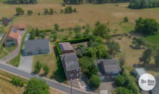 EERSTE BEZOEKDAG ZATERDAG 01/08 VAN 10U TOT 12U (enkel op afspraak!)<br /><br />HAALTERT - Bent u op zoek naar een renovatieproject dat u volledig naar eigen smaak kunt inrichten? Dan is deze woning in Haaltert precies wat u zoekt.<br />Deze te renoveren woning biedt een uitstekende basis voor wie droomt van een karaktervolle gezinswoning of een interessante investering.<br />Gelegen op een gunstige locatie, vlakbij winkels, scholen, openbaar vervoer en belangrijke invalswegen, combineert deze woning een rustige woonomgeving met een vlotte bereikbaarheid.<br /><br />De woning omvat op het gelijkvloers een woonkamer, eetkamer, keuken, veranda, badkamer, toilet en een garage.<br />Op de eerste verdieping bevinden zich twee slaapkamers. Via een vaste trap bereikt u de zolder, die tal van mogelijkheden biedt en kan worden ingericht als extra slaapkamer, hobbyruimte of bureauruimte.<br />De woning beschikt over een aangename tuin. Vooraan geniet u van een open uitzicht op de omliggende velden, wat zorgt voor een bijzonder rustig en landelijk gevoel. In de tuin bevindt zich bovendien een ruim bijgebouw dat tal van mogelijkheden biedt als opslagruimte, werkplaats of hobbyruimte.<br /><br />Kortom: Deze eigendom biedt een uitstekende opportuniteit voor wie op zoek is naar een renovatieproject met veel potentieel, prachtig gelegen in het groen van Haaltert.<br /><br />Wenst u meer info of bezoek: 053/60.65.60<br /><br />De vermelde prijs is een richtprijs. Na ontvangst van de biedingen zal de verkoper beslissen of hij/zij de eigendom verkoopt aan het beste bod. De richtprijs is aldus niet bindend voor de verkoper. Voor meer info kunt u ons contacteren of het reglement raadplegen op onze website.