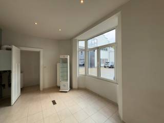 Deze gelijkvloerse ruimte van 110 m² is ideaal gelegen, vlak bij station Gent-Sint-Pieters. Dankzij de nabijheid van de Voskenslaan, de R4 en het centrum van Gent is het pand vlot bereikbaar. Dit is super voor pendelaars naar het werk. <br /><br />Momenteel doet het pand dienst als dierenartspraktijk, maar is ook ideaal voor vrije beroepen.<br />Het pand beschikt over een wachtruimte, drie aparte ruimtes en drie toiletten. Met drie ingangen biedt het tal van mogelijkheden voor verschillende doeleinden. Er is een mogelijkheid om 4 parkeerplaatsen te huren voor €100/maand per plaats. De verwarming werkt op gas en het pand is volledig voorzien van verlichting.<br /><br />Interesse of een bezoek inplannen?<br />Neem gerust contact op met Henry Van Tornhout - KMO Vastgoed via +32 474 13 37 93 of henry@kmovastgoed.be.