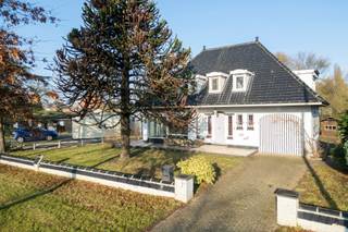 TE KOOP in EEKLODeze charmante villa, gelegen in Balgerhoeke (Eeklo), biedt alles wat u nodig heeft om uw droomwoning te realiseren.Bij binnenkomst...