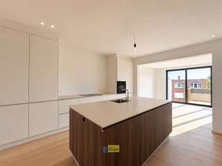 <p><span>Appartement met 2 slaapkamers op de tweede verdieping van een kleinschalig nieuwbouwproject in de levendige winkelstraat van Schoten. </span></p><p><span>Luxueus afgewerkt, energiezuinig en lichtrijk appartement op wandelafstand van winkels en horeca. Berging en autostaanplaats apart bij aan te kopen.</span></p><p><span>Het appartement beschikt over een terras van 9 m² met zuidoost oriëntatie. BEN appartement met voorzien E-peil van 18 door de uitvoerige isolatie, warmtepomp met vloerverwarming en zonnepanelen. </span></p><p><span>Contacteer ons voor een afspraak.</span></p>