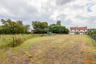 Deze gesloten bebouwing is gelegen te Belzele nabij het centrum en maakt deel uit van vier te renoveren woningen. Dankzij de N9 heeft u een...