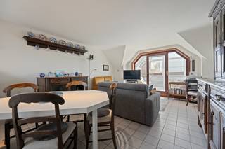 <strong>Nieuwpoort: appartement met veranda en een zolder te koop.</strong><br /><br />Ontdek dit instapklare 1-slaapkamerappartement in hartje Nieuwpoort Stad, perfect voor wie zorgeloos wil wonen. Het appartement beschikt over een unieke veranda waar u het hele jaar door kan genieten van extra licht en ruimte. Bovendien is er een handige zolder die zorgt voor extra opslag of creatieve invulling. Optioneel kan u een gesloten garagebox aankopen, wat het plaatje helemaal compleet maakt. Er is geen lift aanwezig in het gebouw dus de syndickosten zijn niet hoog!<br /><br /><strong>Indeling:</strong><br />Gelijkvloers: inkomhal, toilet, badkamer, slaapkamer met zolder, keuken, eetkamer, leefruimte die toegang geeft tot de veranda.<br /><br /><strong>Troeven:</strong>
<ul><li>Instapklaar.</li><li>Zongerichte veranda.</li><li>Zolder aanwezig in het appartement.</li></ul>
Meer informatie? Contacteer Arne Dewitte via 058 53 37 40.