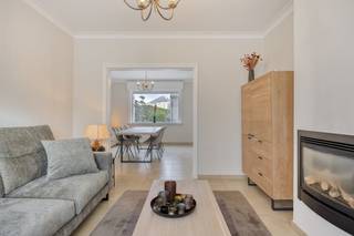 Cette maison spacieuse au cœur de Lendelede offre à la fois le confort de la maison et une opportunité commerciale. La maison dispose d'un salon...