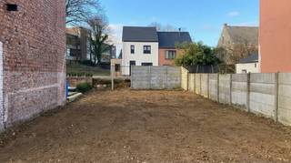 <p>Op zoek naar een<span> </span><strong>gunstig gelegen perceel bouwgrond</strong><span> </span>in het hart van Balen? Deze bouwgrond voor<span> </span><strong>gesloten bebouwing</strong><span> </span>is een mooie opportuniteit voor wie<span> </span><strong>centraal</strong><span> </span>wil wonen met alle voorzieningen vlakbij.</p>
<p>Het perceel heeft een oppervlakte van<span> </span><strong>1a 99ca (199 m²)</strong><span> </span>en beschikt over een<span> </span><strong>straatbreedte van 7,39 meter</strong>, ideaal als basis voor een praktische, hedendaagse woning (onder voorbehoud van de geldende voorschriften en vergunningen).</p>
<h3>Troeven op een rij</h3>
<ul>
<li><strong>Topligging in Balen Centrum</strong></li>
<li><strong>Gesloten bebouwing</strong></li>
<li><strong>Oppervlakte:</strong><span> </span>1a 99ca (199 m²)</li>
<li><strong>Straatbreedte:</strong><span> </span>7,39 m</li>
<li><strong>Alles binnen handbereik:</strong><span> </span>winkels, scholen, horeca en dagelijkse voorzieningen</li>
<li><strong>Station van Balen op wandelafstand</strong>: vlotte verbinding voor woon-werkverkeer</li>
<li><strong>Bouwvoorschriften </strong>te verkrijgen via ons kantoor</li>
</ul>
<p>Wil je bouwen op een locatie waar je bijna alles te voet kan doen, met een uitstekende bereikbaarheid? Dan is dit perceel absoluut het bekijken waard.<br /><br /><br /></p>