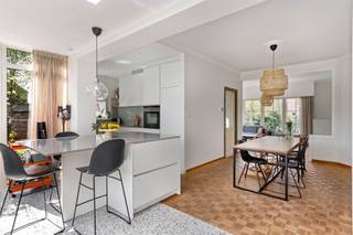 <p>Welkom in deze prachtige gemeubelde woning te Ekeren, een harmonieuze mix van modern comfort en tijdloze charme. Deze ruime woning van 154m² biedt drie slaapkamers en is ideaal voor gezinnen die op zoek zijn naar een comfortabele leefomgeving.  Gelegen op een perceel van 250m², zorgt de ruime tuin voor voldoende buitenruimte met een zonnig terras en speelhoek voor de kinderen. Het interieur is uitnodigend en licht met een elegant afgewerkte woonkamer die overlopen in een stijlvolle eetkamer. De open keuken is uitgerust met moderne toestellen en een praktische ruimte voor een kookliefhebber. Een mooie houten trap brengt u naar de bovenverdieping, waar zich een twee slaapkamers, een apart toilet en een badkamer bevinden. De slaapkamers zijn mooi afgewerkt, ruim en bieden veel natuurlijk licht. De badkamer die voorzien is van een dubbele wastafel en inloop-/ regendouche. Op het perceel staat een handige garage die voldoende opbergruimte biedt. Deze woning is ideaal gelegen in een rustige buurt dichtbij alle voorzieningen zoals scholen waaronder de internationale school, winkels en openbaar vervoer op wandel of fietsafstand. De woning wordt aangeboden voor een huurperiode van korte duur (bij voorkeur en max. 2 jaar). De woning is beschikbaar per 1 september 2026. Huisdieren zijn niet toegelaten.</p><p><br /> </p><p><strong><u>Bijzonderheden:</u></strong></p><ul><li>Aangename woonwijk</li><li>Nabij winkels en scholen waaronder the Antwerp International School</li><li>Zonnepanelen</li><li>Garage</li></ul>