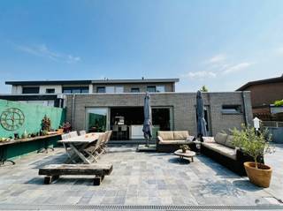 <h2><span>Instapklare, rustig gelegen gezinswoning </span></h2><p><span>Op zoek naar een instapklare woning waar ruimte, comfort en een prachtige tuin samenkomen? Dan is deze verzorgde gezinswoning beslist een bezoek waard.</span></p><p><span>Bij het betreden van de woning wordt u verwelkomd in een lichtrijke leefruimte die naadloos aansluit op de ruime, volledig uitgeruste keuken. Dankzij de grote raampartijen geniet u hier van een aangename lichtinval en een mooi uitzicht op de tuin. De keuken biedt alle ruimte om uitgebreid te koken en gezellig samen te tafelen.</span></p><p><span>Op de verdieping bevinden zich drie volwaardige slaapkamers, een moderne badkamer met inloopdouche en een praktische dressing. Daarnaast beschikt de woning over een aparte bureauruimte.</span></p><p><span>Buiten is het minstens even aangenaam. De grote, zongeöriënteerde tuin biedt alle ruimte om te ontspannen, te spelen of gasten te ontvangen. De ruime terrassen vormen de perfecte plek voor lange zomeravonden, terwijl de verschillende tuinbergingen extra opslagmogelijkheden bieden.</span></p><p><span>Verder beschikt de woning over een inpandige garage en een oprit met bijkomende parkeergelegenheid.</span></p><h3><span>Troeven</span></h3><ul><li><span>Instapklare woning </span></li><li><span>3 ruime slaapkamers </span></li><li><span>Aparte bureauruimte </span></li><li><span>Grote, volledig uitgeruste keuken </span></li><li><span>Badkamer met inloopdouche </span></li><li><span>Dressing </span></li><li><span>Grote, zonnige tuin met meerdere terrassen </span></li><li><span>Garage en ruime oprit </span></li><li><span>EPC C </span></li><li><span>Veel lichtinval </span></li><li><span>Rustige en aangename ligging </span></li></ul><p><span>Een ideale woning voor gezinnen of koppels die op zoek zijn naar ruimte, comfort en een mooie buitenomgeving.</span><span><br />Interesse?</span><span> Neem vandaag nog contact op voor een bezoek en ontdek zelf alle troeven van deze prachtige woning.</span></p><p><span>Bekijk ook onze visuele tour</span><span>: <span>https://web-player.walkly.app/VoT9ChdTkk3ayg4RKdVj/koXdiFft0k41RDnjuMWn/ww/public</span></span><span> </span></p><p><span> </span></p>