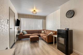 Algemeen bezoekmoment op zaterdag 17/10 van 10h tot 11h30. Voorafgaande aanmelding verplicht.<br /><br />Deze instapklare woning werd in 2021 gerenoveerd en is gelegen op een ideale locatie in Meulebeke, nabij het centrum, scholen, winkels en alle dagelijkse voorzieningen. Met 4 slaapkamers (nog verder af te werken), een aangelegde tuin, een vernieuwde keuken en badkamer en een EPC-label B is deze woning geschikt voor zowel starters als gezinnen.<br /><br />Een bijzonder grote troef is de achteruitgang via de achterliggende buurtweg. Hierdoor hoeft u niet langer met fietsen of tuinafval door de woning te gaan. Praktisch én comfortabel!<br />De woning is bovendien volledig voorbereid op de toekomst: zowel het dak als de muren zijn geïsoleerd (zie EPC). De verwarming gebeurt via lucht/lucht-warmtepompen en een gezellige palletkachel in de leefruimte.<br /><br />De woning is bovendien volledig voorbereid op de toekomst: zowel het dak als de muren zijn geïsoleerd (zie EPC). De verwarming gebeurt via lucht/lucht-warmtepompen en een gezellige palletkachel in de leefruimte.<br />Indeling<br />Op het gelijkvloers bevinden zich de inkomhal, kelder, een aangename leefruimte, de volledig vernieuwde keuken, vernieuwde badkamer, toilet en grote was- en bergruimte.<br /><br />Op de eerste verdieping zijn er 3 slaapkamers terug te vinden. Waar verdere opfrissing dient voorzien te worden.<br /><br />De tweede verdieping, met vaste trap, biedt plaats aan een 4de slaapkamer. Deze ruimte dient nog verder afgewerkt te worden, maar de dakkapellen zijn reeds geplaatst en zorgen voor extra licht en ruimte.<br /><br />Achteraan bevindt zich de aangelegde tuin, die dankzij de rechtstreekse aansluiting op de buurtweg zeer praktisch bereikbaar is. Ideaal voor fietsen, tuinafval of tuinmateriaal, zonder dat u hiervoor door de woning hoeft.<br /><br />Technisch<br />- Renovatie uitgevoerd in 2021<br />- EPC-label B !!<br />- Geldige/conforme elektrische keuring<br />- 4 slaapkamers<br />- Dak geïsoleerd (zie EPC)<br />- Muren geïsoleerd (zie EPC)<br />- Lucht/lucht-warmtepomp in de leefruimte en 2 slaapkamers<br />- Palletkachel in de leefruimte<br />- Warm water via elektrische boiler<br />- Regenwater aanwezig<br /><br />Troeven<br />- Instapklaar<br />- Gerenoveerd in 2021<br />- EPC B<br />- 4 slaapkamers<br />- Dakkapellen reeds geplaatst<br />- Ideaal voor starters of gezinnen<br />- Vernieuwde keuken en badkamer<br />- Aangelegde tuin<br />- Praktische achteruitgang via buurtweg<br />- Centrale ligging nabij centrum, scholen en winkels<br /><br />Bent u op zoek naar een instapklare woning met 4 slaapkamers, een aangename tuin en een uitstekende ligging in Meulebeke?<br /><br />Schrijf u dan in voor het bezoekmoment en ontdek deze woning zelf.