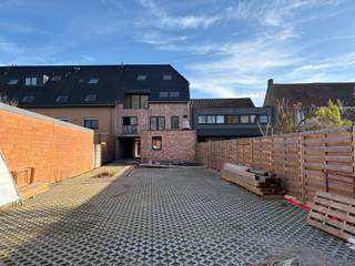 <p>AANKOOP AAN 6% BTW MOGELIJK voor zowel eigen woning als investering, indien u aan de voorwaarden voldoet.</p>
<p>Dit appartement is instapklaar bij akte.</p>
<p>In deze kleinschalige nieuwbouwresidentie in het centrum van Sijsele bevindt zich dit kwalitatief afgewerkt appartement, perfect gelegen in het centrum van Sijsele. Een ideale combinatie van modern comfort en hedendaagse architectuur.</p>
<p>Het appartement is toekomstgericht uitgerust met hernieuwbare energie: een Daikin lucht-water WARMTEPOMP met vloerverwarming, ZONNEPANELEN en ventilatie D, wat garant staat voor energiezuinig en comfortabel wonen.</p>
<p>Plaats in de gemeenschappelijke fietsenstalling en vuilnisberging zijn inbegrepen.</p>
<p>Een ideale woonst voor eigen gebruik of als slimme investering.</p>
<p>Interesse? Dit appartement is zeker een bezoek waard! Contacteer Bonne Vastgoed via 050/73.73.73 of via info@bonnevastgoed.be</p>