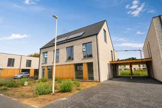 Uitzonderlijk ruime nieuwbouwwoningen (BEN = Bijna Energie Neutraal), gelegen op een rustige locatie aan de Bruggestraat te Zandhoven. Dit kleinschalig project omvat 6 halfopen bebouwingen en 1 open bebouwing, telkens met 3 of 4 volwaardige slaapkamers, ruime tuin en parking. Elke woning beschikt over een inkomhal met ruimte voor vestiaire en afzonderlijk toilet met handenwasser; zitruimte; volledig ingerichte leefkeuken met eetplaats en handige bijkeuken. Directe toegang via het schuifraam tot tuin. Op de verdieping zijn er telkens 3 of 4 volwaardige slaapkamers; apart toilet; bureauruimte; en riante badkamer. Voorts beschikken de woningen over een garage of carport. Hedendaagse architectuur en zeer energiezuinige woning voorzien van alle modern comfort met o.a. vloerverwarming door middel van warmtepomp, zonnepanelen, regenwaterrecuperatie, maximum E-peil 30,... Verkoop onder BTW-stelsel (registratierechten op het grondaandeel). Werken in een eindfase en beschikbaar bij akte. Kijk op www.immopatio.be voor meer informatie of bezoek onze modelwoning!