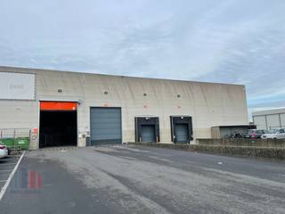 Bedrijfsgebouw met een oppervlakte van +/- 6.000 m² op een terrein van maar liefst +/- 10.137 m² te huur.De loods die toegankelijk is via 2 laadkades...