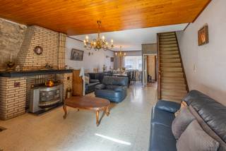 Op een boogscheut van de ringlaan, geniet deze woning van een vlotte bereikbaarheid en de nabijheid van winkels, scholen en alle nodige voorzieningen. Bent u een handige Harry? Dan biedt deze woning tal van mogelijkheden om uw eigen stempel te drukken. Een absolute troef is de garage achteraan het perceel, met handige uitweg.<br /><br />Binnen verwelkomt de inkomhal u naar de ruime woonkamer. Aansluitend vindt u de keuken met potentieel voor een gezellige ontbijthoek (momenteel niet ingericht). Er is eveneens een achtergelegen badkamer.<br /><br />De eerste verdieping herbergt twee grote slaapkamers en een apart toilet. De zolderverdieping biedt een derde ingerichte slaapkamer, waarbij de plaatsing van een vaste trap nog dient te gebeuren.<br /><br />Achter de woning bevindt zich een praktische wasberging met een extra 'werkkot' erboven. De zonnige tuin biedt een directe toegang tot de garage, die eenvoudig bereikbaar is via de achterliggende uitweg.<br /><br />Klinkt dit u goed in oren? Aarzel niet en plan vandaag nog uw bezoek!<br /><br />EPC: 739 kWh/(m²/jaar) - UC: 3135910<br />Referentie: YP/25048/K