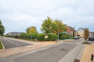 <p><strong>Bouwgrond voor gesloten bebouwing gelegen te Essen centrum </strong></p>
<p>Deze bouwgrond van <strong>671 m²</strong> maakt als lot 6deel uit van de verkaveling gelegen in de <strong>Kammenstraat</strong> in het centrum van <strong>Essen</strong>. Het perceel ligt in een rustige straat met en een vlotte verbinding naar het centrum en station. De straat zelf is recent volledig vernieuwd inclusief nutsvoorzieningen, riolering, wegdek, groenaanleg...</p>
<p>Lot 6 heeft een <strong>bouwbreedte van 7,35 meter</strong> en een <strong>bouwdiepte tot 18 meter op het gelijkvloers</strong>. Achteraan is er een <strong>tuinstrook met toegang tot de Witzenbergstraat</strong>, waar eventueel een garage of tuinberging kan worden voorzien.</p>
<p>De verkavelingsvoorschriften zijn <strong>zeer soepel</strong>, wat de koper veel vrijheid biedt voor het ontwerp van zijn woning.<br />Het perceel is bouwrijp.</p>
<p><strong>Belangrijkste kenmerken:</strong></p>
<strong>-Totale perceeloppervlakte:</strong> 671 m²<br /><strong>-Bouwbreedte:</strong> 7,35 m<br /><strong>-Bouwdiepte:</strong> gelijkvloers max. 18 m – 1e verdieping max. 13 m – dakverdieping max. 9 m onder hellend dak, kelder mogelijk<br /><strong>-Bouwzone-oppervlakte:</strong> ca. 132 m²<br /><strong>-Type:</strong> gesloten bebouwing<br /><strong>-Oriëntatie:</strong> zuidwest (ideaal voor tuin en terras)<br /><strong>-Verkaveling:</strong> OVA42 – goedgekeurd 2024<strong><br /></strong><strong><br />Stedenbouwkundige voorschriften:<br /></strong><strong>-Hoofdbestemming:</strong> ééngezinswoning<br /><strong>-Nevenbestemming:</strong> vrij beroep of kantoorfunctie mogelijk, beperkt tot 30% van het gelijkvloers<br /><strong>-Dakvorm:</strong> verplicht schuin dak (max. 45°)<br /><strong>-Kroonlijsthoogte:</strong> min. 2,5 m – max. 6 m<br /><strong>-Nokhoogte:</strong> max. 4,5 m boven de kroonlijst<br /><strong>-Dakuitbouwen:</strong> toegestaan mits binnen 1/3 van de gevelbreedte en max. 3 m boven kroonlijst<br /><strong>-Tuinzone:</strong> uitsluitend voor groenaanplantingen; beperkte bijgebouwen (tuinberging, autostalplaats, hobbyserre) toegestaan max. 7.5% van de perceelsoppervlakte.<br /><strong>-Verhardingen:</strong> max. 10% van de tuinzone, met waterdoorlatende materialen<br />Vraag de voorschriften op bij ons kantoor.
