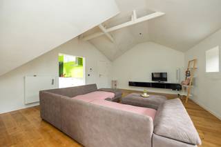 Op een toplocatie in Turnhout, vlakbij het bruisend stadscentrum en toch rustig gelegen, vindt u dit ruime en verzorgde appartement. Dankzij de centrale ligging geniet u van een uitstekende bereikbaarheid en bevinden winkels, openbaar vervoer en andere voorzieningen zich op korte afstand.<br /><br />Met een bewoonbare oppervlakte van net geen 150m² biedt dit appartement bijzonder veel ruimte en comfort. Het appartement bevindt zich op de tweede verdieping van een goed onderhouden gebouw en verwelkomt u via een inkomhal. De ruime leefruimte creëert een aangename en warme plek waar gezelligheid en functionaliteit samenkomen. De keuken is uitgerust met alle comfort en beschikt over moderne, kwalitatieve toestellen. Dankzij de praktische indeling en ingebouwde kasten is het een aangename plek om te koken en te genieten van gezellige momenten aan tafel. Verder zijn er twee slaapkamers, waarvan één ruime slaapkamer en één kleinere kamer, ideaal als kinderkamer of bureau. De badkamer is praktisch ingericht met douche, wc en lavabo. Via de leefruimte heeft u toegang tot het knusse terras, waar u in alle rust kunt genieten van een ontspannend moment.<br /><br />Met een gunstige EPC biedt dit appartement een energiezuinige woonoplossing.<br /><br />Troeven:<br />• Instapklaar en uitstekend onderhouden<br />• Ruime bewoonbare oppervlakte <br />• Centrale ligging in Turnhout<br />• Ingebouwde kasten <br />• Volledig uitgeruste keuken met alle comfort