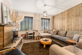 <p>Deze gerenoveerde woning is instapklaar en combineert modern comfort met een warme, huiselijke sfeer.</p>
<p>Indeling: Bij het binnenkomen vind je een inkomhal die toegang geeft tot de ruime leefruimte met een gezellige zithoek en eetruimte. De open, volledig geïnstalleerde keuken met lichtkoepel zorgt voor veel natuurlijke lichtinval en sluit aan op een praktische bijkeuken met badkamer. Op de verdieping bevinden zich drie slaapkamers en een zolder, ideaal als extra berging of hobbyruimte. Buiten zijn er twee staanplaatsen voor de deur en een aangename tuin waar het heerlijk vertoeven is.</p>
<p>Troeven: gerenoveerd, instapklaar, gunstig EPC (label C), parkeergelegenheid en tuin</p>
<p>Een ideale gezinswoning voor wie zonder zorgen wil verhuizen en genieten van modern wooncomfort in het hart van Aalbeke.</p>
<p>Bezoek na afspraak via feline@immobeguin.be</p>