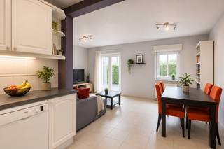 <p>Dit verzorgd en instapklaar 2-slaapkamerappartement is gelegen in een aangenaam gebouw in het hart van Buizingen, op een uitstekende en centrale ligging vlak bij Halle. Hier geniet u van een ideale combinatie tussen rustig wonen en een vlotte bereikbaarheid.</p><p> </p><p>Het appartement bestaat uit een lichtrijke leefruimte die naadloos overgaat in de goed uitgeruste keuken, wat zorgt voor een aangename en functionele leefomgeving. De praktische indeling en grote raampartijen zorgen voor een mooi ruimtegevoel en veel natuurlijke lichtinval.</p><p>Een absolute troef zijn de twee terrassen, aan zowel de voor- als achterzijde van het appartement, waardoor u op elk moment van de dag kan genieten van zon en buitenlucht.</p><p> </p><p>Verder beschikt het appartement over twee volwaardige slaapkamers, een verzorgde badkamer, een privatieve kelder en een garage. De bijhorende garagebox biedt extra comfort en parkeergelegenheid en wordt mee aangeboden voor € 25.000. Deze extra’s bieden u comfort, bergruimte en parkeergemak.</p><p> </p><p>De ligging is bijzonder gunstig, met scholen, winkels, het zwembad en het centrum van Halle op korte afstand. Ook openbaar vervoer en belangrijke invalswegen zijn vlot bereikbaar.</p><p>Kortom: een aantrekkelijk en instapklaar 2-slaapkamerappartement met garage en kelder, ideaal voor wie comfortabel wil wonen op een centrale locatie in Buizingen.<br /><br /></p>