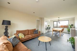 Ruime half open bebouwing op een perceel van 557m² met 3 slaapkamers, 2 badkamers en tuin met zeer landelijk zicht. EPC-label C (223 kWh/m²)...