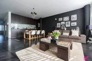 Op enkele meters van het Bonaparte dok en de jachthaven ('t Eilandje) bevindt zich een prachtig appartementsgebouw van de hand van Jo Crepain bestaande uit loftappartementen. <br />Beschikbaar vanaf 1 maart. <br />Indeling: appartement op de 3e verdieping (met lift) met prachtig uitzicht, Inkomhal met afzonderlijk toilet, berging met aansluiting wasmachine en droogkast, ruime en lichte living (42m² op gepolierde beton) met volledig ingerichte open keuken met alle toestellen, slaapkamer (16 m²), badkamer (ligbad met douchesproeier douche, dubbele lavabo), terras (11 m²) met bankirai. <br />Algemene onkosten: 90,00 euro/maand (water, lift, gemene delen).<br />Elektriciteit met eigen meter, vloerverwarming. <br />EPC = 233. De ramen aan de voorkant werden recent vernieuwd. <br />Fietsenberging en privatieve kelderberging aanwezig.