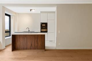 Heerlijk wonen in dit subliem renovatieproject met het Middelheimpark als je achtertuin OMGEVINGDit hoogwaardig en stylish afgewerkt appartement is...