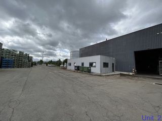 Magazijnen  te huur in een groot logistiek complex in Genk.  Het magazijnen zijn tussen de  1.277m²  en 5.747m² en bij Unit  1 en 3 zijn ook luifels aanwezig. De magazijnen beschikken  over een vrije hoogte tussen de 8m en 9.60m².  Gelijkvloerse poorten.  Er is ook mogelijkheid tot het huren van verhard terrein.