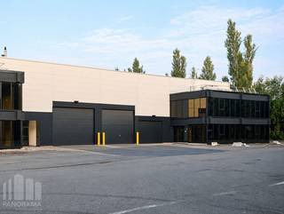 Hoogwaardige magazijnruimte van 1.975 m² te huur, gecombineerd met een kantoorruimte. Gelegen in de <strong>haven van Antwerpen</strong>, vlakbij de <strong>A12, E19 en Noorderlaan</strong>. Dankzij deze ligging geniet de site van een uitstekende bereikbaarheid en vormt het een ideale uitvalsbasis voor zowel nationale als internationale distributie.<br /><br />De magazijnruimte biedt een<strong> flexibele inrichting</strong> voor diverse activiteiten en beschikt over een sectionale poort met afzonderlijke toegangsdeur, een lichtstraat met rookluik, een polybetonvloer en LED-verlichting. Aansluitend is 247 m² gerenoveerde kantoorruimte beschikbaar. Tevens zijn er parkeermogelijkheden en voldoende manoeuvreerruimte op de site.<br /><br />Contacteer <strong>PANORAMA B2B </strong>voor bijkomende technische inlichtingen, plannen of een vrijblijvend plaatsbezoek via <strong>0477 911 000.</strong>