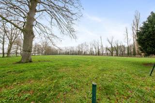 Te koop: ruime woning met grote tuin en garage in het dorpscentrumIn het hart van het dorp, op wandelafstand van het Château de la Bourgogne, bevindt...