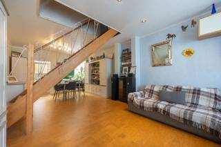 Op te frissen rijwoning. Ideaal voor starters. <br />Deze woning beschikt over een open leefruimte met aangrenzende keuken, op de eerste verdieping kan u twee ruime slaapkamers terugvinden. Het tweede verdiep wordt momenteel als slaapkamer gebruikt en opslagruimte. De woning beschikt over een zuid gerichte tuin met zeer ruim terras. <br />Woning is onmiddellijk bij akte beschikbaar.