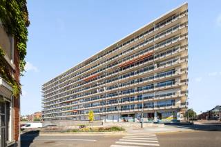 Zeer goed gelegen gezellig penthouse appartement op de 10de verdieping in het centrum van Tienen, met een bewoonbare oppervlakte van 66 m². Het appartement, gebouwd in 1966, is bereikbaar met lift en trap en biedt een prachtig adembenemend uitzicht dankzij zijn hoge ligging. <br /><br />Het pand omvat een inkomhal met vestiaire, een ingerichte keuken, een ruime leefruimte met toegang tot een zeer groot terras voorzien van zonnewering, 1 grote slaapkamer, een aparte toilet en een badkamer. Overal zijn er PVC-ramen met dubbele beglazing en rolluiken, die zorgen voor extra comfort en isolatie.<br /><br />Winkels, warenhuis, station en autosnelweg zijn zeer vlot bereikbaar, wat de ligging bijzonder praktisch maakt. Optioneel is er een aankoop van een dagparking buiten mogelijk aan € 15.000.<br /><br />Maak snel een afspraak en kom dit appartement met het uniek uitzicht bezichtigen!