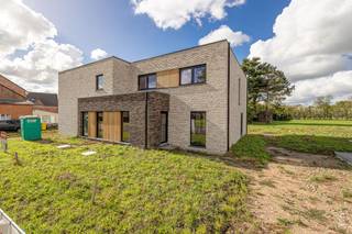 <p><span>In Ramsel vindt u deze hedendaagse lage-energiewoning terug, gelegen op een perceel van 5a 27ca. Het betreft een uiterst energiezuinige woning met een E-peil lager dan 10.</span></p><p><span>Bij het binnenkomen valt meteen de ruime, lichte leefruimte op. Dankzij de grote raampartijen wordt de woning overspoeld met natuurlijk licht. De leefruimte sluit naadloos aan op de open keuken, die niet alleen heel wat kastruimte biedt, maar ook uitgerust is met kwalitatieve toestellen en een centraal kookeiland.</span></p><p><span>Grenzend aan de keuken is een bijzonder ruime berging voorzien, ideaal voor wasmachine, droogkast, diepvries of andere praktische toepassingen.</span></p><p><span>Op de bovenverdieping zijn er drie volwaardige slaapkamers, elk met een royale oppervlakte. De badkamer is ingericht met een ligbad, douche en dubbele wastafel, zodat ook hier het nodige comfort aanwezig is. Voor extra gemak is er zowel beneden (inkomhal) als boven (nachthal) een apart toilet.</span></p><p><span> </span></p><p><span>Technische uitrusting en troeven van deze woning:</span></p><ul><li><span>Warmtepomp met vloerverwarming én koelingsfunctie</span></li><li><span>Zonnepanelen in combinatie met een thuisbatterij (Thuisbatterij optioneel)</span></li><li><span>Aansluiting voor elektrische wagen (EV-laadpunt) (optioneel)</span></li><li><span>Regenwaterrecuperatie en ventilatiesysteem</span></li><li><span>Afgewerkt met duurzame en stijlvolle materialen</span></li></ul><p><span>Wie de afwerking liever zelf in handen neemt, kan deze woning ook casco aankopen. Hiervoor bedraagt de vraagprijs </span><span>325.500 euro</span><span>.</span></p><p><span>De uiteindelijke prijs is exclusief btw, registratie, notariskosten en aansluitingen op nutsvoorzieningen.</span></p><p><span>Bent u benieuwd of dit uw toekomstige thuis kan zijn? Neem gerust contact op via </span><span>016 15 31 15</span><span> of mail naar </span><span>info@immolivit.be</span><span> voor een vrijblijvende afspraak.</span></p>