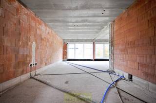 Cette maison neuve est située à proximité du centre d'Avelgem, avec de nombreux commerces locaux, écoles et transports en commun. À quelques pas de l'Escaut, c'est en somme une combinaison idéale entre calme et confort !<br /><br />Cinq maisons mitoyennes vous sont proposées à cet emplacement, que vous pouvez acheter soit en état brut, soit entièrement finies. <br /><br />La disposition est la suivante : hall d'entrée, toilettes pour invités, salon et salle à manger avec cuisine ouverte, débarras/buanderie et garage intérieur. L'étage supérieur comprend un palier, une salle de bains et 4 chambres. De plus, cette maison bénéficie d'un jardin entièrement clôturé.<br /><br />Plus d'informations ? Contactez Kyamo De Smet : 0479 06 13 71