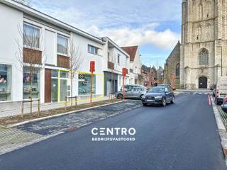 Lichtrijke kantoorruimte te huur in centrum Roeselare. Kan ook perfect dienst doen als praktijk of handelsruimte (kiné, schoonheidssalon, ... ) <br /><br /><u><strong>INDELING:</strong></u><br /><em><u>Gelijkvloers:</u></em><br />Mooie inkomhal met uitstraling - lichtrijke open ruimte (8,45m x 4,75m) - groot raam aan de straatkant - apart toilet met afzuiging en lavabo. <br /><br /><u><strong>AFWERKING:</strong></u><br />Gepolierde betonvloer - gepleisterde wanden - rolgordijn op maat. <br /><br /><u><strong>NUTSVOORZIENINGEN: </strong></u><br />Elektriciteit (aparte teller) - CV via airco warm/koud (gestuurd door warmtepomp) - draadloos internet/telefonie - stadswater, kraan in inkomhal. goed geïsoleerd - rookdetector.<br /><br /><strong><u>LIGGING:</u> </strong><br />- Centrale ligging aan de Sint-Michielskerk in Roeselare<br />- Op wandelafstand van de Grote Markt en winkelstraten van Roeselare<br />- Op 2km van R32 Ring rond Roeselare.<br />- Op 750m van station Roeselare.<br /><br /><u><em>* Opmerkingen:</em></u><br />- Onroerende voorheffing inbegrepen.<br />- De naastgelegen ruimte van ± 50m² kan worden bijgehuurd. <br />- Gesloten bebouwing en warmtepomp (lage energiefactuur)<br />- Onze referentie op <strong>www.centro.be</strong>: <strong>O0108-R</strong> of via <strong>050 70 01 02</strong> of <strong>0490 11 91 11</strong>