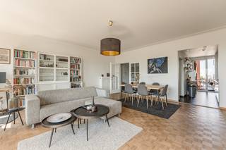 Hoog boven de eeuwenoude boulevards van Antwerpen opent zich een wereld apart. Op de negende en hoogste verdieping van dit markante gebouw op de Frankrijklei wacht u een uitzonderlijk appartement dat stadscomfort en luchtigheid op unieke wijze verenigt.<br /><br />Het appartement:<br />Dit lichtrijk appartement van twee slaapkamers biedt een doordachte indeling waarbij rust en gezelligheid hand in hand gaan. De leefruimte op authentieke blokjesparket geniet van veel lichtinval dankzij de grote raampartijen op de voorgevel. De praktische keuken werd voorzien van alle comfort vloeit naadloos over in het terrasje gericht op het westen — uw eigen luchtbalkon boven de stad — de ideale plek voor een ochtendkoffie met panoramisch uitzicht of een apéro terwijl Antwerpen zich in het avondlicht baadt.<br />Beide slaapkamers zijn comfortabel en rustig, perfect als hoofdslaapkamer of gastenkamer. . Op de hoogste verdieping is er geen buur boven u — alleen lucht, licht en stilte.<br /><br />De locatie:<br />De Frankrijklei is geen gewone straat. Als onderdeel van de iconische Leien — in 1866 aangelegd op de grondvesten van de voormalige Spaanse vesting — ademt deze boulevard klasse en geschiedenis. U woont in de Theaterbuurt, het hart van het culturele en culinaire Antwerpen, op wandelafstand van de Meir, het Stadspark en het Centraal Station. Theater, restaurant, brasserie, apotheek, supermarkt: alles ligt letterlijk om de hoek. En toch: eenmaal thuis op uw hoog terras, heeft u het gevoel de drukte achter u te hebben gelaten.<br /><br />In een oogopslag:<br />Gunstig technisch rapport: elektriciteit conform, EPC C en asbestvrij<br />Verdieping: 9e (= hoogste verdieping)<br />Slaapkamers: 2<br />Terras: ja, met open panoramisch uitzicht<br />Privatieve kelderberging<br />Buurt: Theaterbuurt / De Leien — Antwerpen Centrum<br />Bereikbaarheid: uitstekend, nabij Meir, Stadspark en Centraal Station<br /><br />De videotour, het grondplan, het EPC, elektriciteitskeuring en het asbestattest kan u reeds bekijken via de Wellimmo-site ('documenten')<br /><br />📩 Meer info of een bezoek: info@wellimmo.net<br />📞 03/225 00 68 <br /><br /><br />