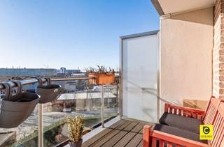 <p><span>CHARMANT APPARTEMENT MET VEEL NATUURLIJK LICHTINVAL </span></p><p><span>Ontdek dit aantrekkelijke appartement van 78 m² (cfr. EPC), gelegen in een verzorgd gebouw met lift. Dit lichtvolle appartement  heeft een open, functionele indeling die optimaal gebruik maakt van de ruimte.</span></p><p><span>Licht en Ruimte</span><span><br /></span><span>De woonkamer is voorzien van grote ramen die een overvloed aan natuurlijk licht binnenlaten, waardoor het interieur een warme en uitnodigende uitstraling krijgt. De doorlopende ruimte creëert een moderne en flexibele leefomgeving, waar wonen, koken en eten naadloos in elkaar overgaan.</span></p><p><span>Keuken en Terras</span><span><br /></span><span>De goed uitgeruste keuken biedt voldoende werkblad en opbergruimte, perfect voor de kookliefhebber. Het lichtrijke terras aan de woonkamer biedt de ideale plek om van het uitzicht te genieten of te ontspannen.</span></p><p><span>Slaapkamer en Badkamer</span><span><br /></span><span>De ruime slaapkamer biedt voldoende ruimte voor een groot bed en een extra werkzone. Ook hier zorgen de grote ramen voor veel daglicht en prachtige vergezichten. De badkamer is uitgerust met een ligbad met douchewand, dubbele wastafel en praktische opbergruimte. Het toilet is apart.</span></p><p><span>Extra voordelen van het appartement</span><span>:</span></p><ul><li><span>Bewoonbare oppervlakte van 79 m² (cfr. EPC)</span></li><li><span>Panoramisch uitzicht</span></li><li><span>Lichtrijk terras</span></li><li><span>Gunstige EPC (B-label)</span></li><li><span>Elektriciteit conform</span></li><li><span>Lift aanwezig</span></li><li><span>Gemeenschappelijke fietsen berging </span></li></ul><p><span>Een ideale appartement voor wie houdt van licht, ruimte en een rustige, centrale ligging in Wilrijk. Mis deze kans niet!</span></p>