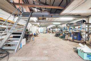 Ben je op zoek naar een ruime opslagplaats en/of werkplaats met een toegankelijke ligging? Zoek niet verder! Gelegen nabij centrum Schellebelle...