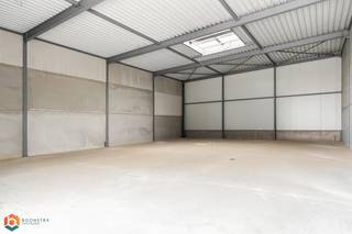 Op een uitstekende locatie in het Industriepark te Heist-op-den-Berg bevindt zich deze ruime, nieuwbouw KMO-unit (293 m²) , voorzien van een hoge toegangspoort. U geniet hier van een uitstekende bereikbaarheid dankzij de centrale ligging vlakbij belangrijke invalswegen.<br /><br />De KMO unit beschikt over een totale oppervlakte van 293 m² en is uitgerust met een aparte sanitaire ruimte. De open ruimte biedt tal van mogelijkheden en werd verder uitgerust met onder andere privatieve zonnepanelen, betonvloer, 3-fasen, ... Er zijn verder voldoende parkeerplaatsen te huur aan de voorzijde en zijn er voorzieningen voor laadpalen. Huur onder BTW.<br /><br />Dit is een uitstekende opportuniteit als u op zoek bent naar een ruime KMO unit met veel mogelijkheden op een uitstekende locatie. Contacteer ons op 0474/78.07.73 voor meer informatie of neem een kijkje op www.boonstravastgoed.be. <br /><br />Bijzonderheden:<br />- Uitstekende ligging<br />- Hoge toegangspoort<br />- Oppervlakte =293 m²