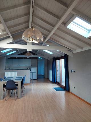 Bent u op zoek naar een ruime en comfortabele woning op een centrale locatie?<br />Deze verzorgde gesloten bebouwing in het hart van Herentals biedt een aangename combinatie van ruimte, comfort en een uitstekende bereikbaarheid. <br /><br />De woning beschikt over een lichtrijke leefruimte en een volledig uitgeruste keuken met vaatwasser, koelkast en keramische kookplaat. <br />Verder zijn er drie ruime slaapkamers en een badkamer voorzien van zowel een douche als een bubbelbad.<br />Daarnaast beschikt de woning over een ruime zolder, een kelder en een gezellig terras aan de achterzijde<br /><br />De woning is ideaal gelegen in het centrum van Herentals, op wandelafstand van winkels, scholen, horeca, openbaar vervoer en tal van andere voorzieningen. Deze instapklare woning is dan ook een uitstekende keuze voor gezinnen of koppels die op zoek zijn naar comfortabel wonen met voldoende bergruimte op een toplocatie.<br /><br />Troeven: <br />- 3 airco-units voor optimaal comfort tijdens warme dagen<br />- Gezellig terras aan de achterzijde van de woning<br />- Gordijnen en lamellen aanwezig<br />- Vliegenramen voorzien<br /><br />Heb je interesse? Klik op de gele knop <strong>'IK WENS EEN BEZOEK'</strong>.