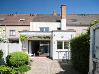 Bent u op zoek naar een woning die u volledig naar eigen smaak kan inrichten, en dit op een uitstekende locatie in Gent?<br />Dan is deze stevig gebouwde woning vlakbij het UZ Gent zeker iets voor u! <br /><br /><u><strong>Info via elisa@ocvastgoed.be of 0468 45 65 26! </strong></u><br /><br />Dankzij de centrale ligging, nabij winkels, scholen en belangrijke invalswegen, geniet u hier van een ideale combinatie van bereikbaarheid en wooncomfort.<br /><br />Bij het binnenkomen wordt u verwelkomd in een ruime inkomhal (voormalige garage), met toegang tot een polyvalente ruimte die perfect kan dienen als bureau, hobbykamer of extra slaapkamer. Verder vindt u op het gelijkvloers een apart toilet en een praktische berging.<br />De lichtrijke leefruimte met aansluitende keuken bevindt zich eveneens op het gelijkvloers en geeft rechtstreeks toegang tot het terras en de zonnige tuin. Dankzij de gunstige oriëntatie geniet u hier van de middagzon tot ’s avonds laat.<br /><br />Op de eerste verdieping bevinden zich twee ruime slaapkamers, een derde kamer en de badkamer.<br /><br />De zolder biedt bovendien nog <strong>extra uitbreidingsmogelijkheden.</strong><br /><br /><u><strong>Belangrijkste troeven:</strong></u>
<ul>
	<li>Topligging nabij UZ Gent, winkels en openbaar vervoer</li>
	<li>Vlotte verbinding naar belangrijke invalswegen</li>
	<li>Stevig gebouwde woning met renovatiepotentieel</li>
	<li>Lichtrijke leefruimte en zonnige tuin</li>
	<li>3 slaapkamers + polyvalente ruimte</li>
	<li>Zolder met uitbreidingsmogelijkheden</li>
</ul>
Kortom, een ideale woning voor wie op zoek is naar ruimte, ligging en mogelijkheden!<br /><br />Bruto vloeroppervlakte (opgemeten volgens EPC) : 132 m2 (excl. zolder die nog mogelijkheid geeft voor uitbereiding) <br /><br /><br />Stedenbouwkundige inlichtingen: bouwvergunning, geen verkavelingsvergunning, woongebied, voorkooprecht, geen gerechtelijke herstelmaatregel of bestuurlijke maatregel opgelegd.<br />Geen risicozone overstromingsgevoelig gebied. P-score = A, G-score = A, geen renovatieverplichting <br />Elektriciteit niet conform <br />EPC: 281 kWh (C)<br /><br /> 